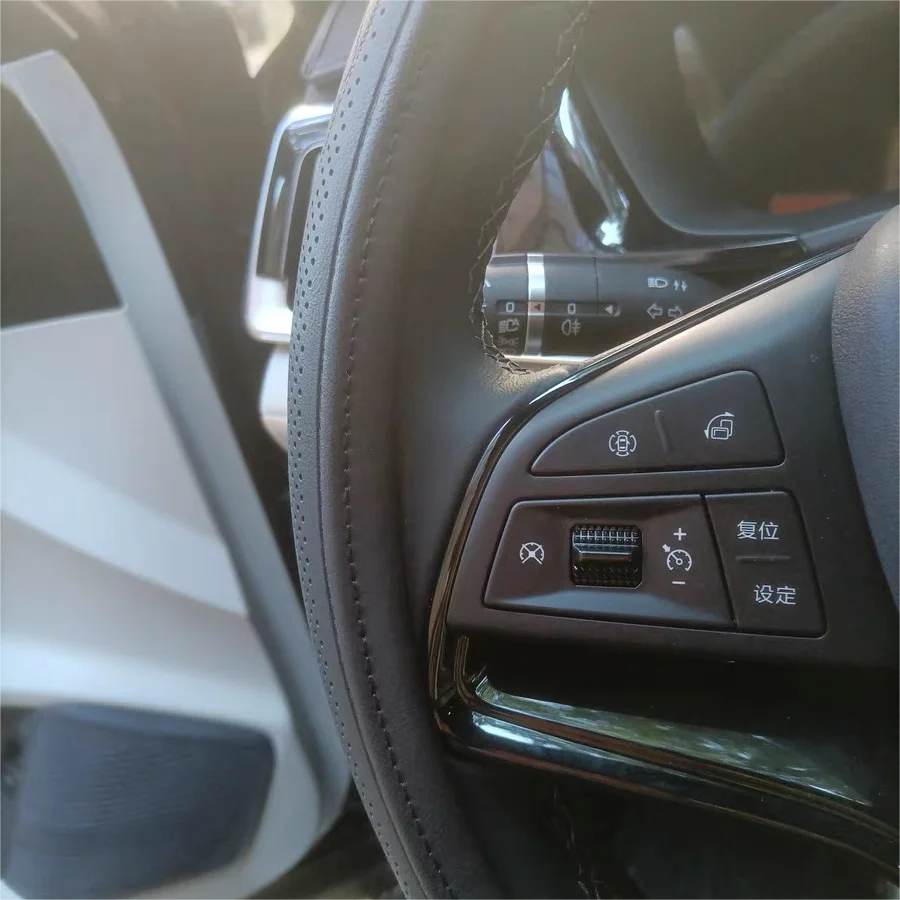 Embossed PU Leather Patchwork Steering Wheel Cover - Non-Slip & Breathable (15 inch/38cm)