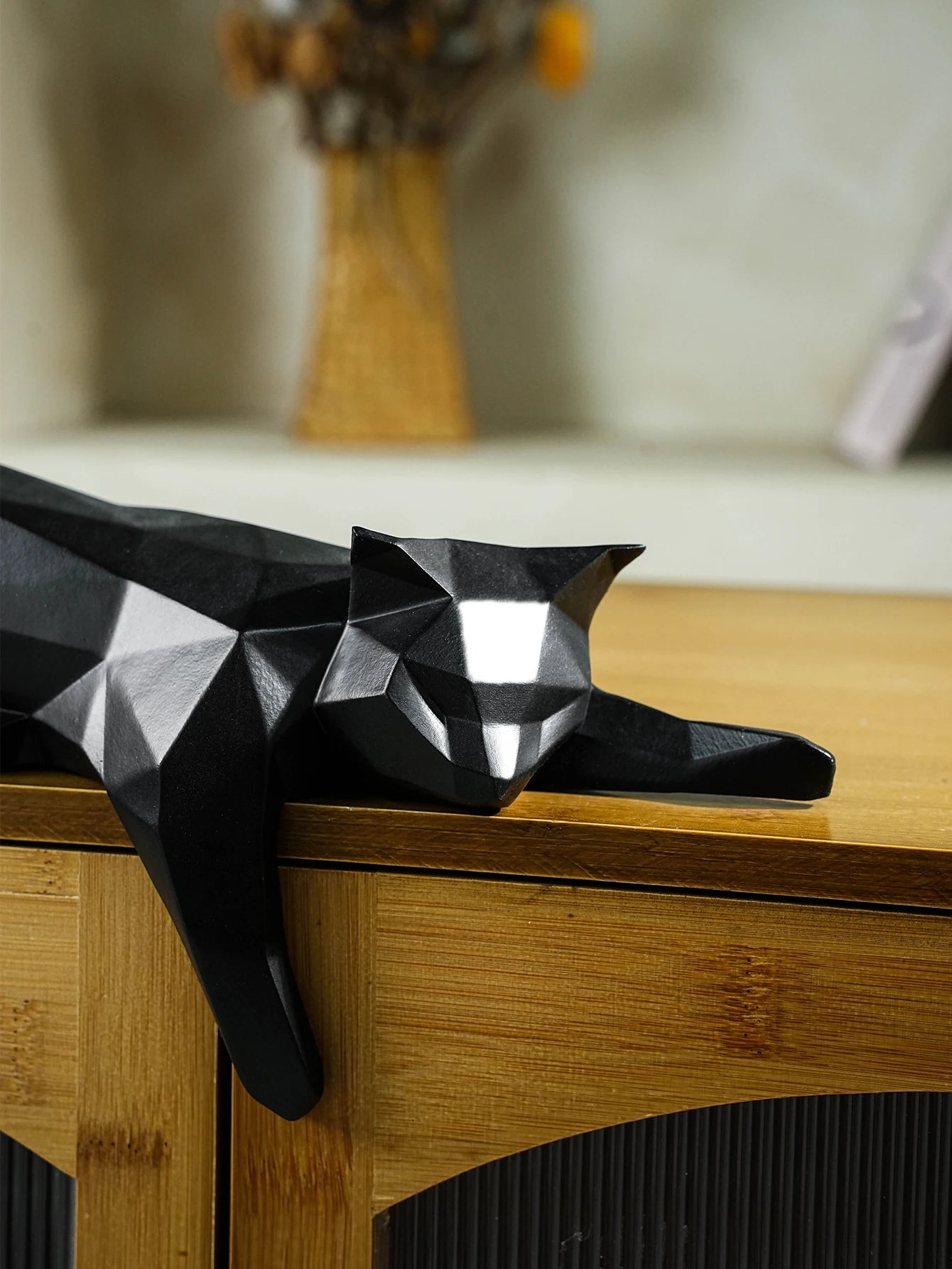 Modern Geometric Cat Statue - White & Black Room Decor Figurine