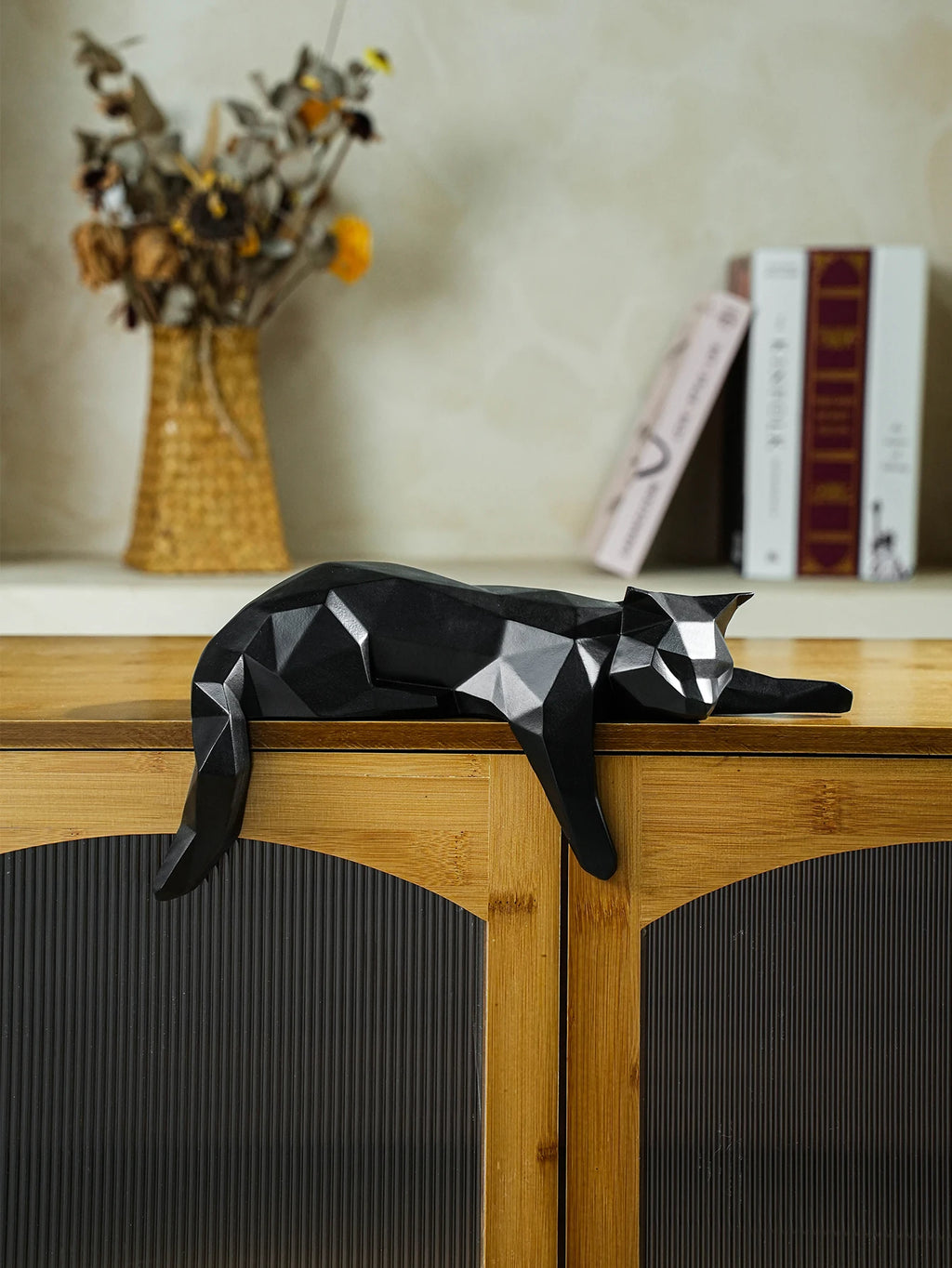 Modern Geometric Cat Statue - White & Black Room Decor Figurine