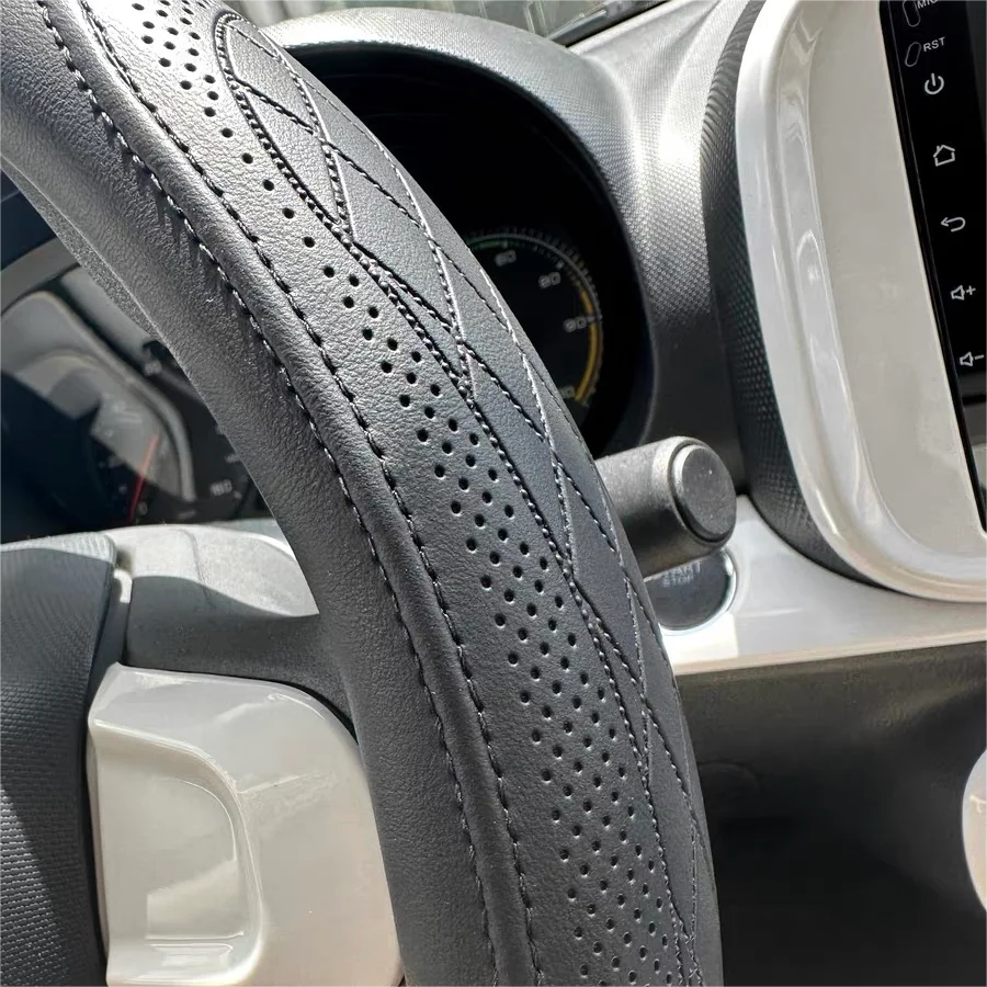 Embossed PU Leather Patchwork Steering Wheel Cover - Non-Slip & Breathable (15 inch/38cm)