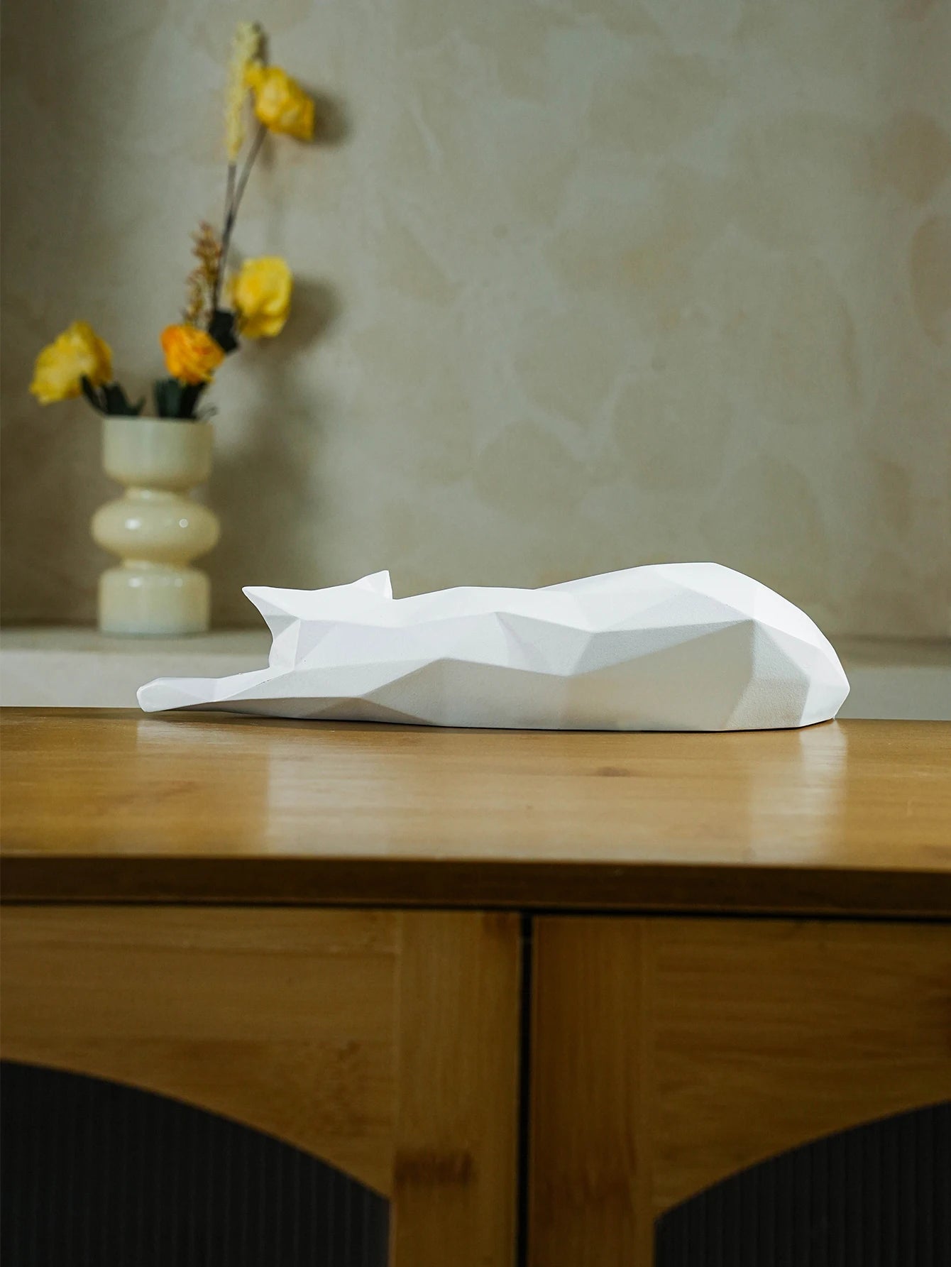 Modern Geometric Cat Statue - White & Black Room Decor Figurine